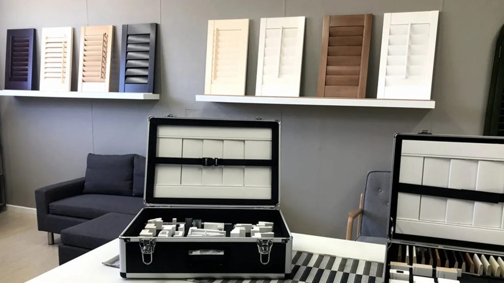 Plantation Shutters controls and louver mechanism