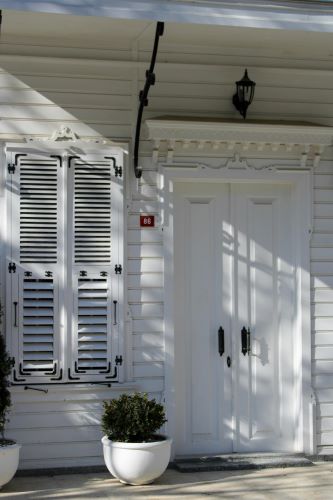 Plantation shutters providing improved thermal insulation.